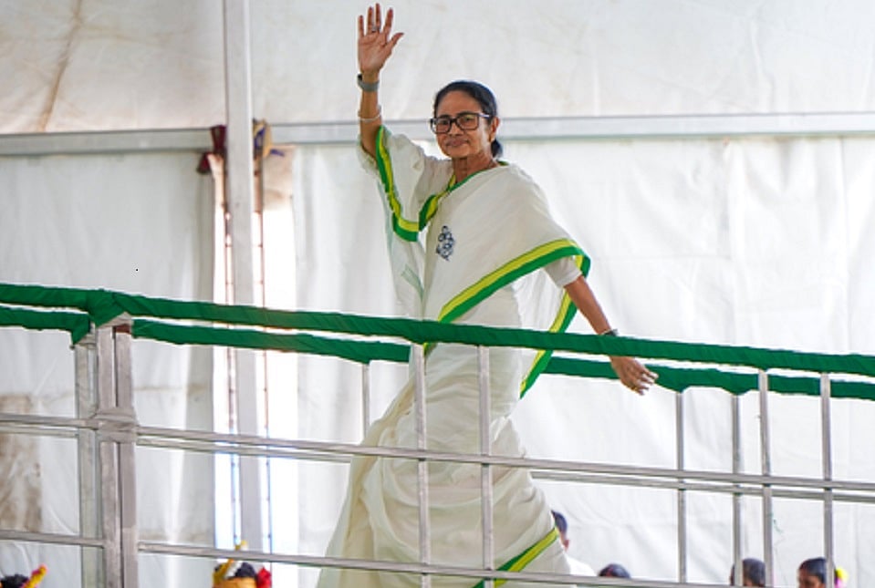 बंगालः एक घंटे तक आसमान में घूमता रहा ममता बनर्जी का विमान, मौसम साफ होने पर सुरक्षित उतरा