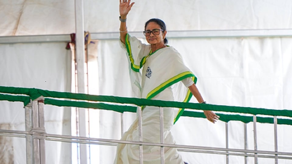 बंगालः एक घंटे तक आसमान में घूमता रहा ममता बनर्जी का विमान, मौसम साफ होने पर सुरक्षित उतरा