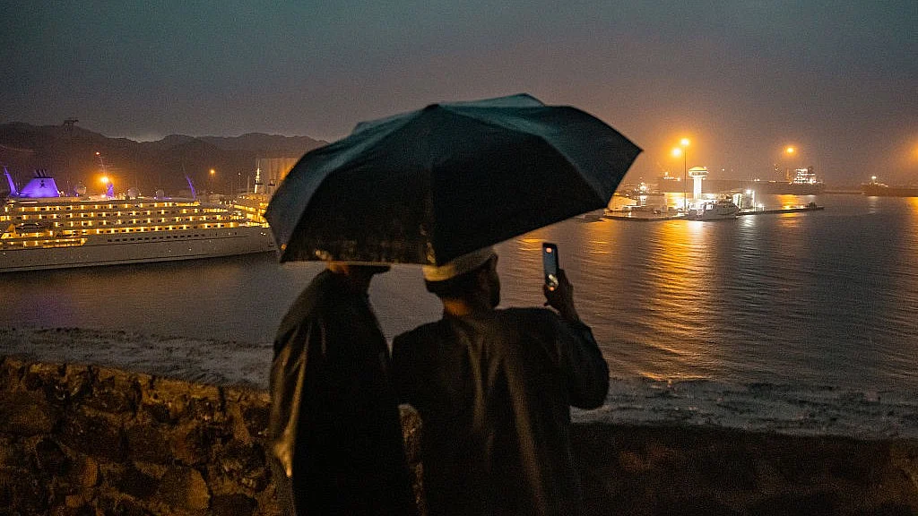 स्ट्रेट ऑफ होर्मुज बंद से दूसरे देशों के समुद्री इलाकों में खड़े जहाज़ (Getty Images)