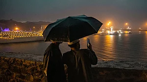 स्ट्रेट ऑफ होर्मुज बंद से दूसरे देशों के समुद्री इलाकों में खड़े जहाज़ (Getty Images)