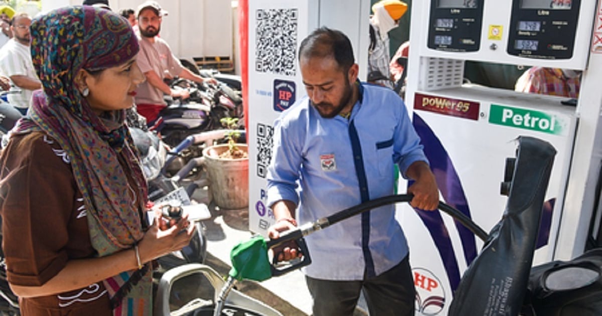 आंध्र प्रदेश में पेट्रोल-डीजल की कमी के डर से हजारों लोग पेट्रोल पंपों पर उमड़े, डीएम बोले- घबराने की जरूरत नहीं