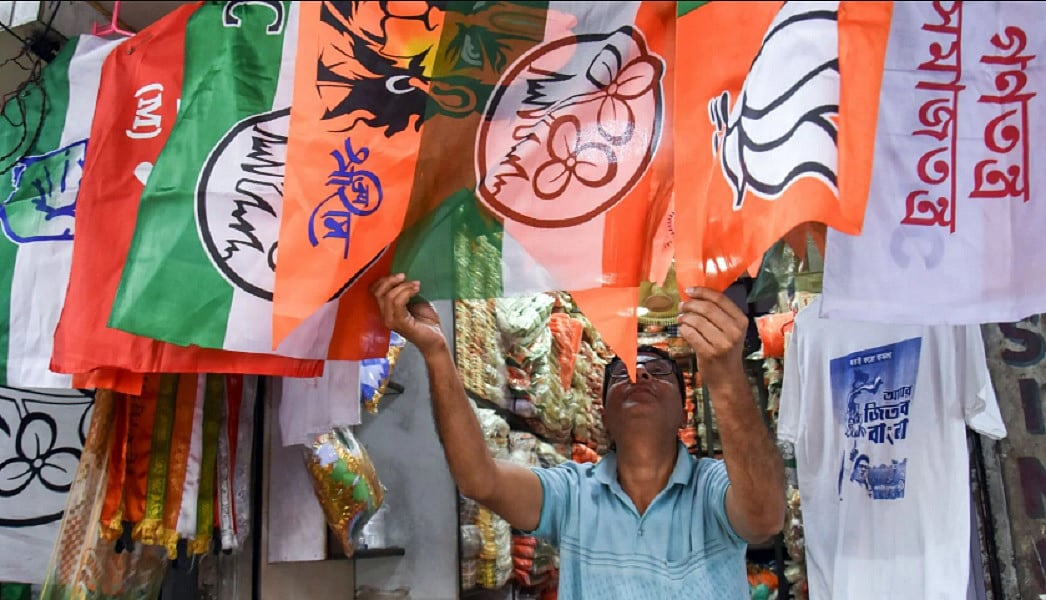 बंगाल के लिए ऑनलाइन जंग और आयोग की 'लिपिकीय त्रुटि'