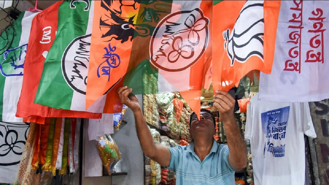 बंगाल के लिए ऑनलाइन जंग और आयोग की 'लिपिकीय त्रुटि'