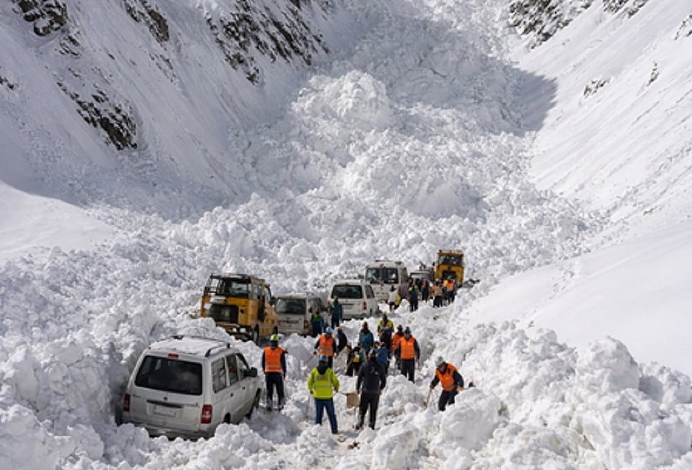 लद्दाख में कुदरत का कहर, जोजिला दर्रे पर हिमस्खलन में 6 की मौत, 5 घायल, कई वाहन फंसे