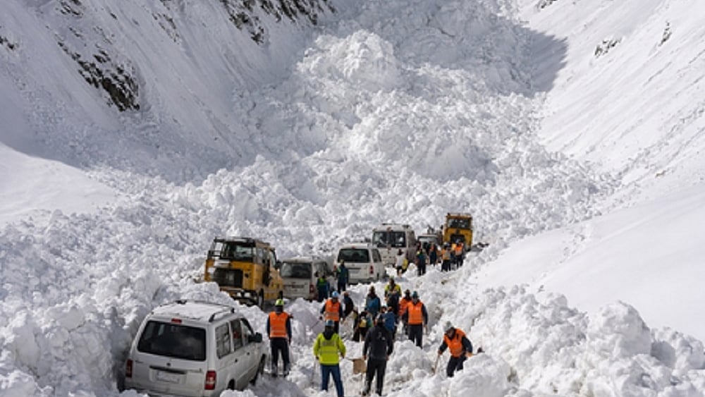 लद्दाख में कुदरत का कहर, जोजिला दर्रे पर हिमस्खलन में 6 की मौत, 5 घायल, कई वाहन फंसे