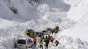 लद्दाख में कुदरत का कहर, जोजिला दर्रे पर हिमस्खलन में 6 की मौत, 5 घायल, कई वाहन फंसे