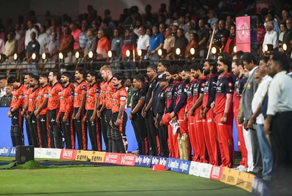 IPL: एक मिनट के लिए शांत हो गया चिन्नास्वामी स्टेडियम, भगदड़ में जान गंवाने वाले 11 प्रशंसकों को दी गई श्रद्धांजलि