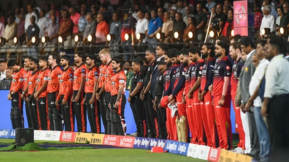 IPL: एक मिनट के लिए शांत हो गया चिन्नास्वामी स्टेडियम, भगदड़ में जान गंवाने वाले 11 प्रशंसकों को दी गई श्रद्धांजलि