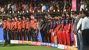IPL: एक मिनट के लिए शांत हो गया चिन्नास्वामी स्टेडियम, भगदड़ में जान गंवाने वाले 11 प्रशंसकों को दी गई श्रद्धांजलि