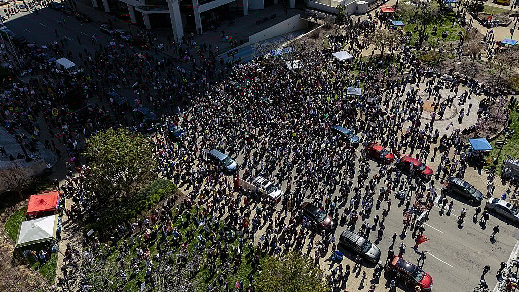 ईरान जंग के बीच अपने ही देश में घिरे ट्रंप, नीतियों के खिलाफ अमेरिका में बड़े प्रदर्शन, लाखों लोग हुए शामिल