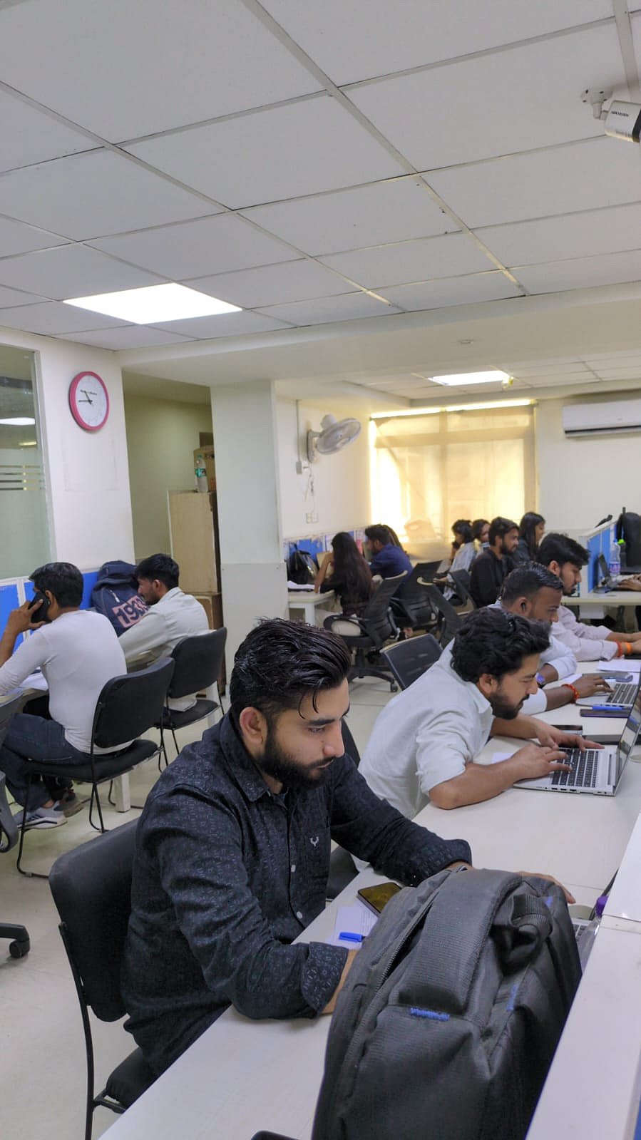 हम हैं कामयाब-6: आशिक की मेहनत रंग लाई, आर्थिक समस्या में फंसे लोगों का मार्गदर्शक बना ‘एआई फाइनेंशियल सर्विसेज’