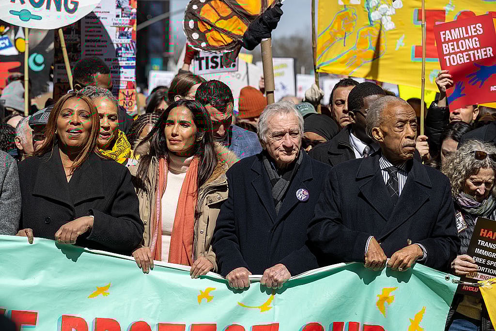 न्यूयॉर्क की अटॉर्नी जनरल लेटिटिया जेम्स, पद्मा लक्ष्मी, रॉबर्ट डी नीरो और रेव. अल शार्प्टन को 28 मार्च, 2026 को न्यूयॉर्क शहर में "नो किंग्स" मार्च में देखा गया। (फोटो: Getty Images)