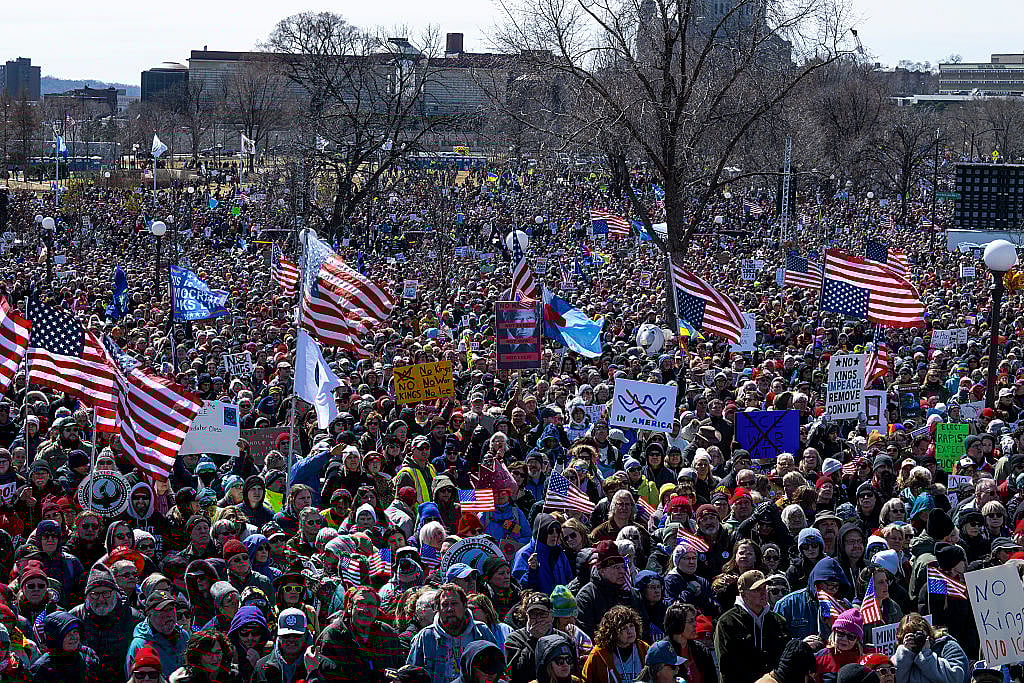 ईरान जंग के बीच अपने ही देश में घिरे ट्रंप, नीतियों के खिलाफ अमेरिका में बड़े प्रदर्शन, लाखों लोग हुए शामिल