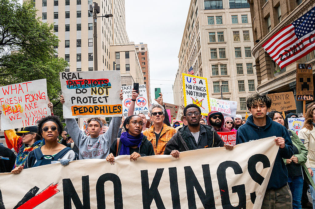 ईरान जंग के बीच अपने ही देश में घिरे ट्रंप, नीतियों के खिलाफ अमेरिका में बड़े प्रदर्शन, लाखों लोग हुए शामिल