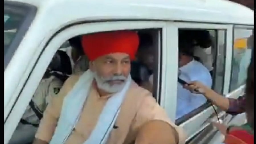 किसान नेता राकेश टिकैत भुवनेश्वर में गिरफ्तार, किसानों के आंदोलन में शामिल होने से रोका गया