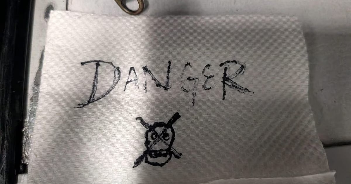 इंडिगो के विमान में मिला Danger लिखा पेपर, नीचे बनी थी खोपड़ी, दहशत का माहौल