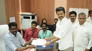 तमिलनाडु चुनावः अभिनेता से नेता बने विजय ने तिरुचि ईस्ट से भरा नामांकन, समर्थकों की भीड़ के साथ दिखाई ताकत