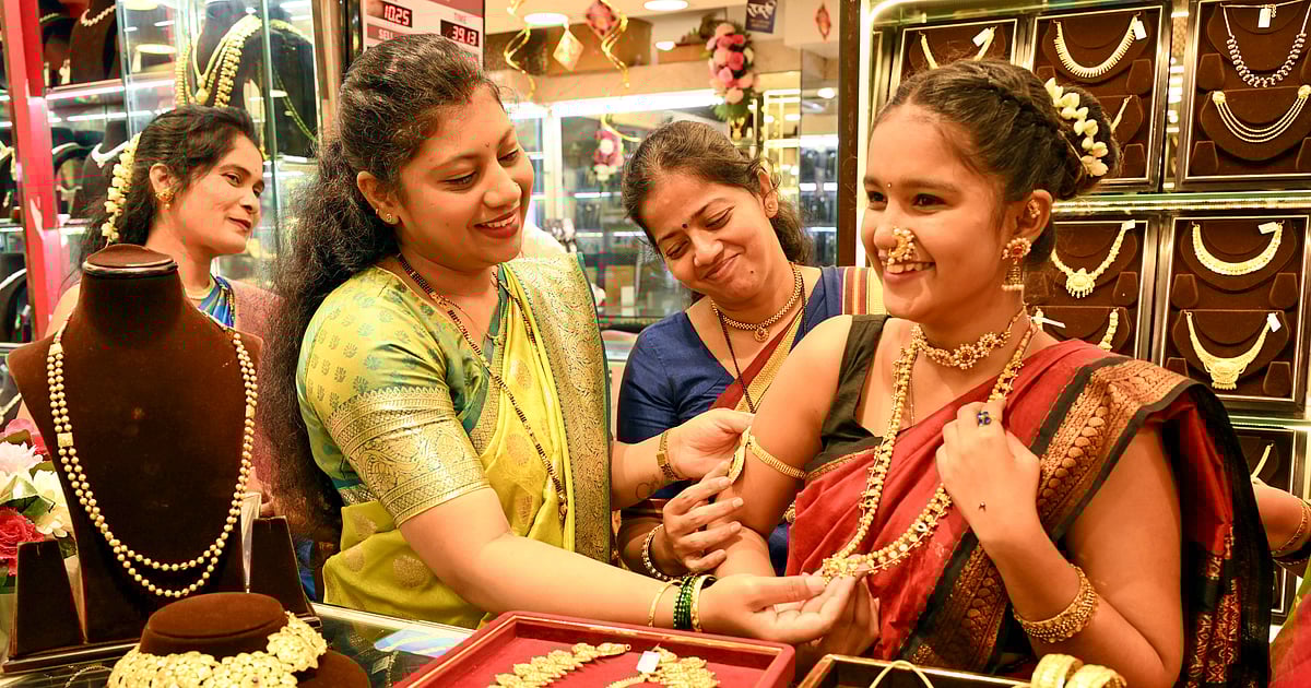 अर्थतंत्र की खबरें: सोने और चांदी में बड़ी गिरावट और रुपए में 13 वर्षों में सबसे बड़ी तेजी