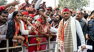 अखिलेश की महिलाओं के बीच जमीन तलाशने की मुहिम