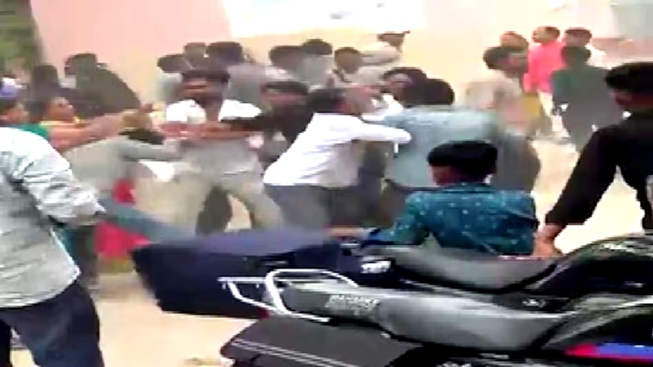 उत्तर प्रदेश: शादी में 'महाभारत', छोटी सी बात पर दूल्हा-दुल्हन पक्ष में जमकर चले लाठी-डंडे, पहुंची पुलिस