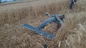 इटावा में खेत में गिरा हेलीकॉप्टर ड्रोन