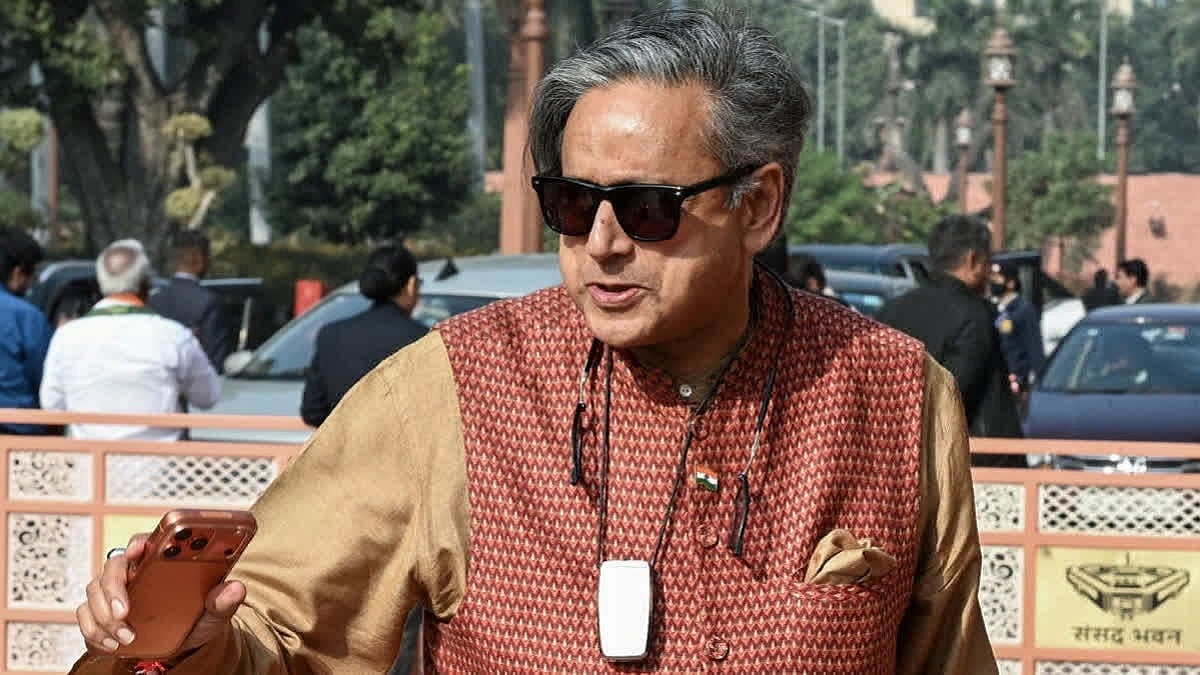 केरल: चुनाव प्रचार के दौरान कांग्रेस सांसद शशि थरूर के काफिले पर हमला, गनमैन को पीटा, पुलिस ने दो को हिरासत में लिया