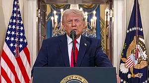 डोनाल्ड ट्रंप ने फिर दी ईरान को धमकी, बोले- होर्मुज खोलो वरना मंगलवार को तबाही देखो