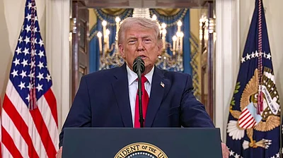 डोनाल्ड ट्रंप ने फिर दी ईरान को धमकी, बोले- होर्मुज खोलो वरना मंगलवार को तबाही देखो