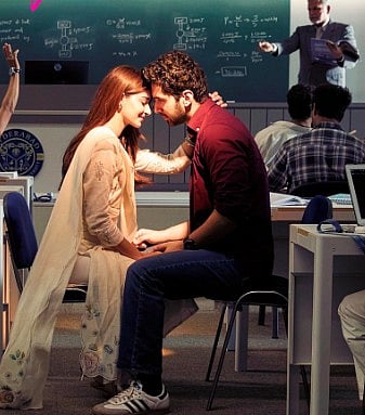 सिनेजीवन: करिश्मा तन्ना के घर आने वाला है नन्हा मेहमान और सिनेमाई सितारों के बीच चमके पंजाबी गायक डॉ. सतिंदर सरताज