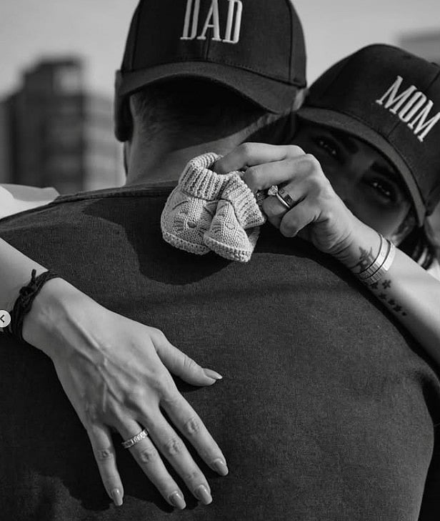 सिनेजीवन: करिश्मा तन्ना के घर आने वाला है नन्हा मेहमान और सिनेमाई सितारों के बीच चमके पंजाबी गायक डॉ. सतिंदर सरताज