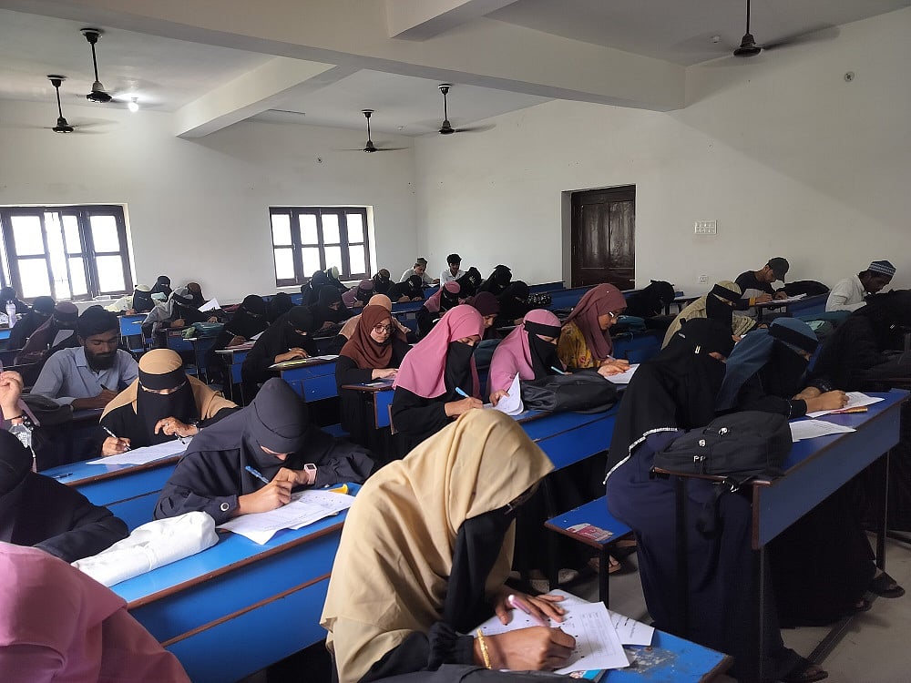 नीतीश्वर कॉलेज में उर्दू विभाग के छात्र-छात्राएं।