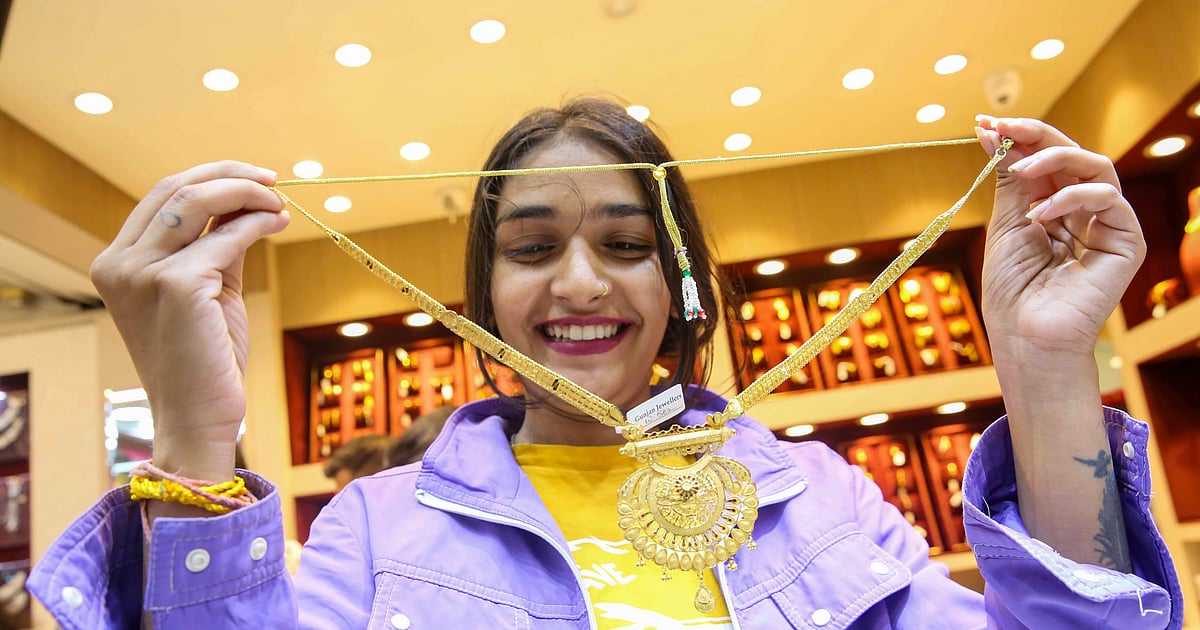 अर्थतंत्र की खबरें: सोने और चांदी के दाम घटे और भारतीय शेयर बाजार लगातार चौथे दिन हरे निशान में बंद