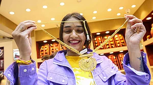 अर्थतंत्र की खबरें: सोने और चांदी के दाम घटे और भारतीय शेयर बाजार लगातार चौथे दिन हरे निशान में बंद