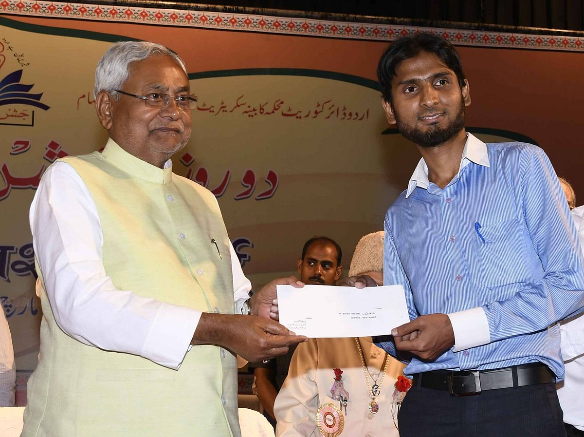 बिहार के मुख्यमंत्री नीतीश कुमार के साथ कामरान ग़नी सबा।