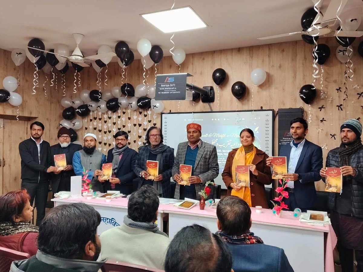 एक पुस्तक के विमोचन समारोह में शामिल कामरान ग़नी सबा (दाएँ से दूसरे)