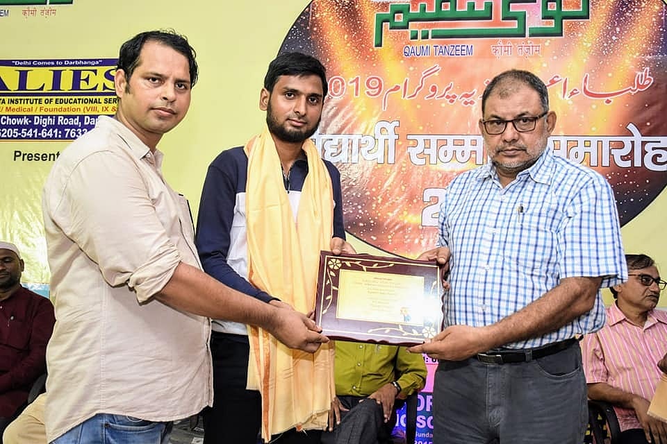 एक समारोह में सम्मान प्राप्त करते हुए कामरान ग़नी सबा।