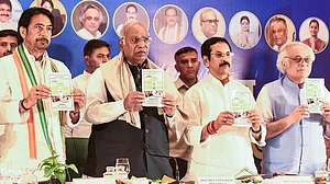 कांग्रेस ने पश्चिम बंगाल चुनाव के लिए जारी किया घोषणापत्र, युवाओं को नौकरी, महिलाओं को मुफ्त शिक्षा समेत कई वादा