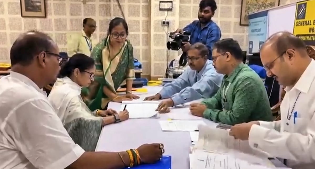ममता बनर्जी ने भवानीपुर सीट से नामांकन दाखिल किया।