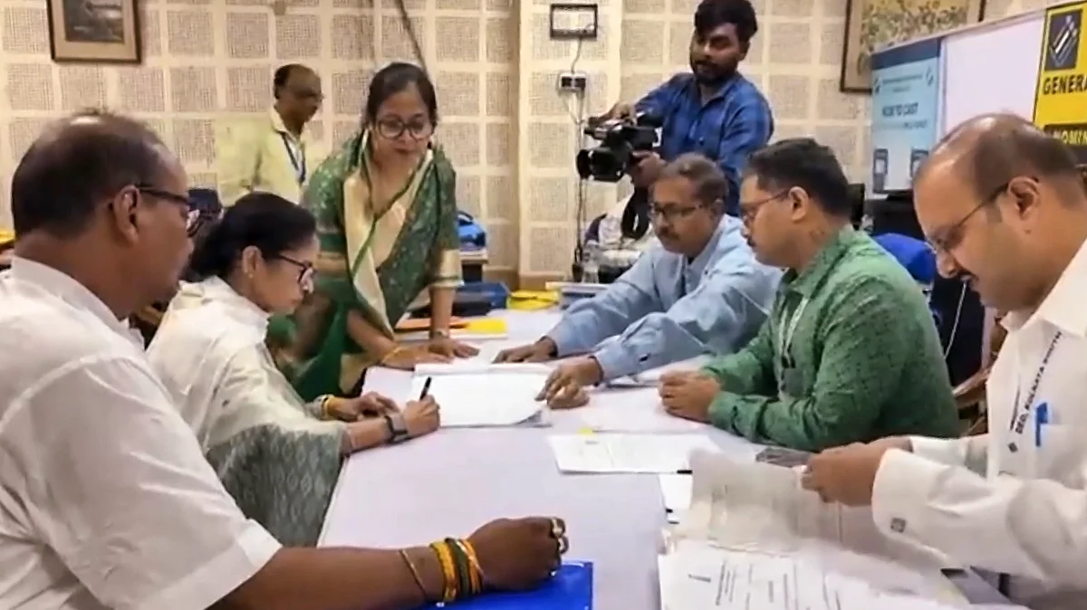 ममता बनर्जी ने भवानीपुर सीट से नामांकन दाखिल किया।