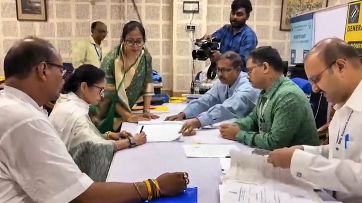 ममता बनर्जी ने भवानीपुर सीट से नामांकन दाखिल किया।