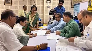 ममता बनर्जी ने भवानीपुर सीट से नामांकन दाखिल किया।