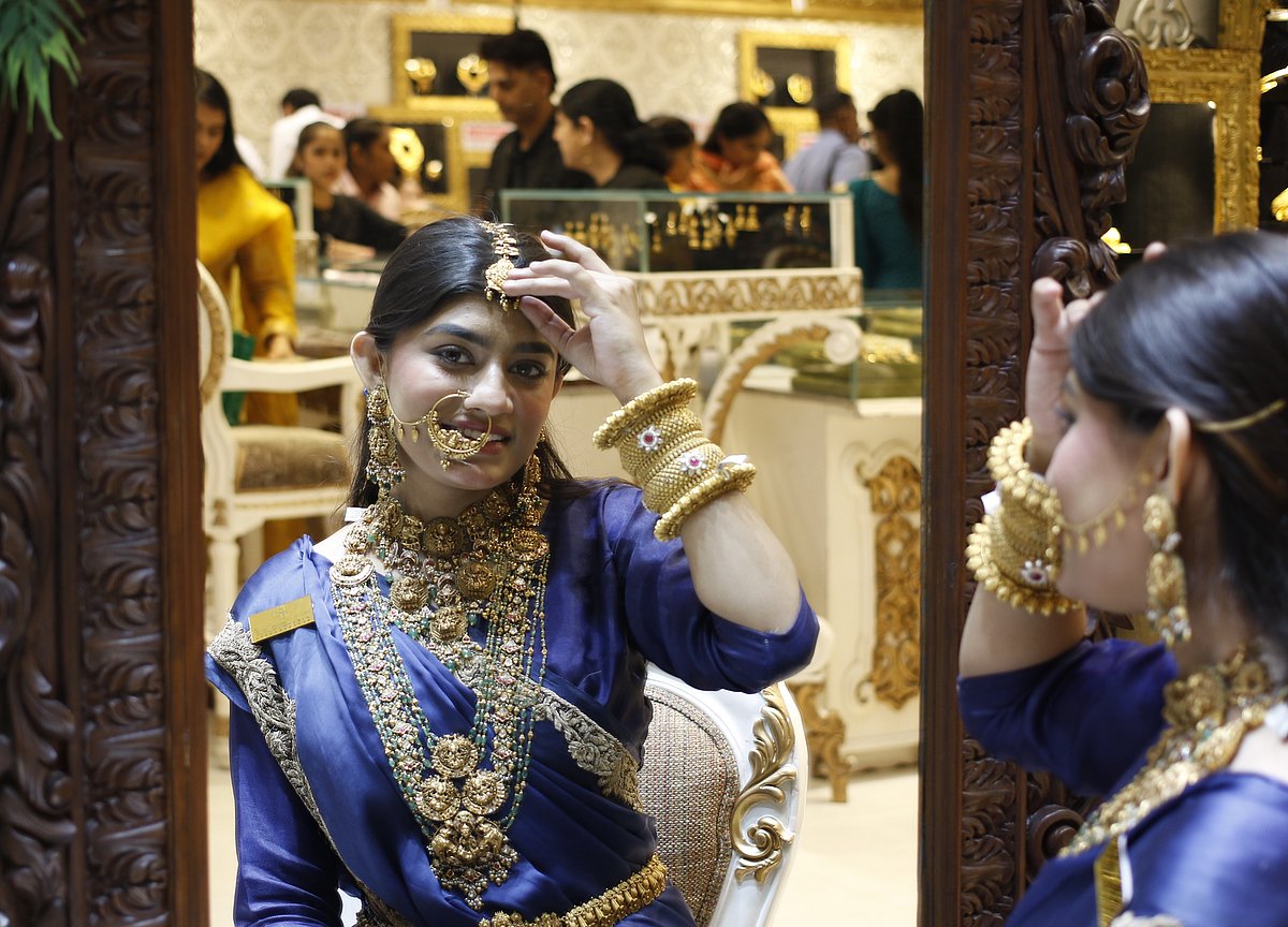 अर्थतंत्र की खबरें: मुनाफावसूली के चलते सोने-चांदी की कीमतों में 1 प्रतिशत तक गिरावट और शेयर बाजार में रौनक लौटी