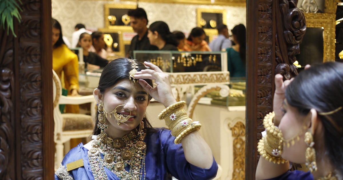 अर्थतंत्र की खबरें: मुनाफावसूली के चलते सोने-चांदी की कीमतों में 1 प्रतिशत तक गिरावट और शेयर बाजार में रौनक लौटी