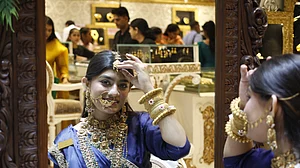 अर्थतंत्र की खबरें: मुनाफावसूली के चलते सोने-चांदी की कीमतों में 1 प्रतिशत तक गिरावट और शेयर बाजार में रौनक लौटी