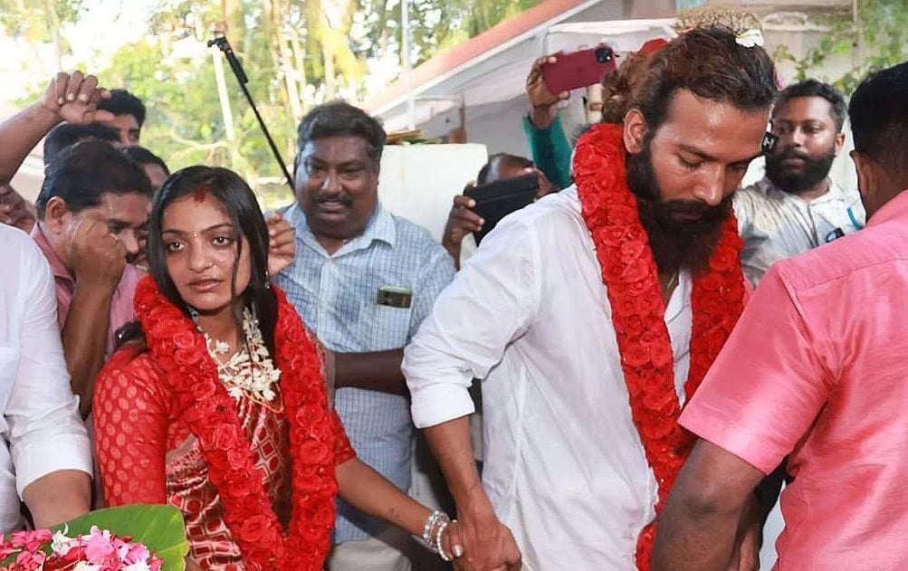 नाबालिग निकली ‘महाकुंभ वायरल गर्ल’ मोनालिसा, पति फरमान के खिलाफ POCSO के तहत केस दर्ज