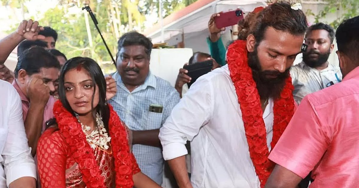 नाबालिग निकली ‘महाकुंभ वायरल गर्ल’ मोनालिसा, पति फरमान के खिलाफ POCSO के तहत केस दर्ज