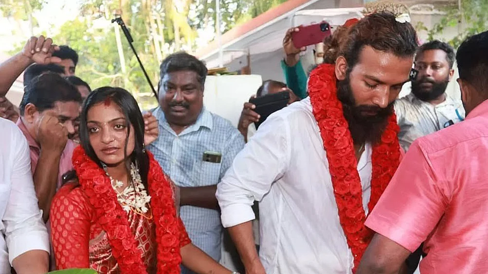 नाबालिग निकली ‘महाकुंभ वायरल गर्ल’ मोनालिसा, पति फरमान के खिलाफ POCSO के तहत केस दर्ज