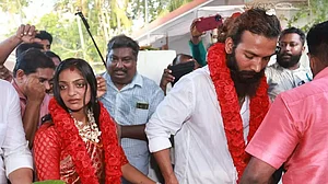 नाबालिग निकली ‘महाकुंभ वायरल गर्ल’ मोनालिसा, पति फरमान के खिलाफ POCSO के तहत केस दर्ज