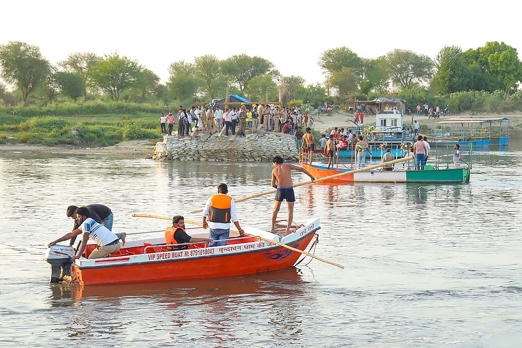 मथुरा में यमुना नदी में स्टीमर पलटा, 10 लोगों की डूबकर मौत, कई अभी भी लापता, बचाव अभियान जारी
