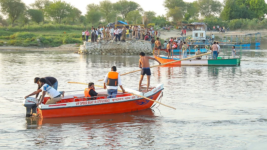 मथुरा में यमुना नदी में स्टीमर पलटा, 10 लोगों की डूबकर मौत, कई अभी भी लापता, बचाव अभियान जारी
